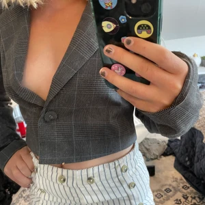 Gina tricot kort kavaj - väldigt bra skick och snyggt till vad som. Man kan ha den bara som en tröja eller som en kavaj över en festtopp eller en t-shirt. Säljes pga tröttnat på den🥲 