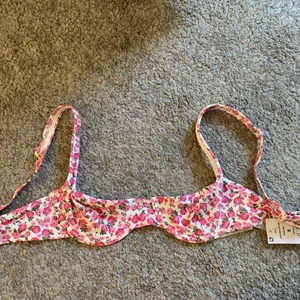 Blommig bikini gina - Superfin slutsåld bikinitopp (ej underdel) på både zalando och gina tricots hemsida. Helt oanvänd med prislappen kvar. Nypris 200 säljer för 120 kr. Frakt tillkommer.