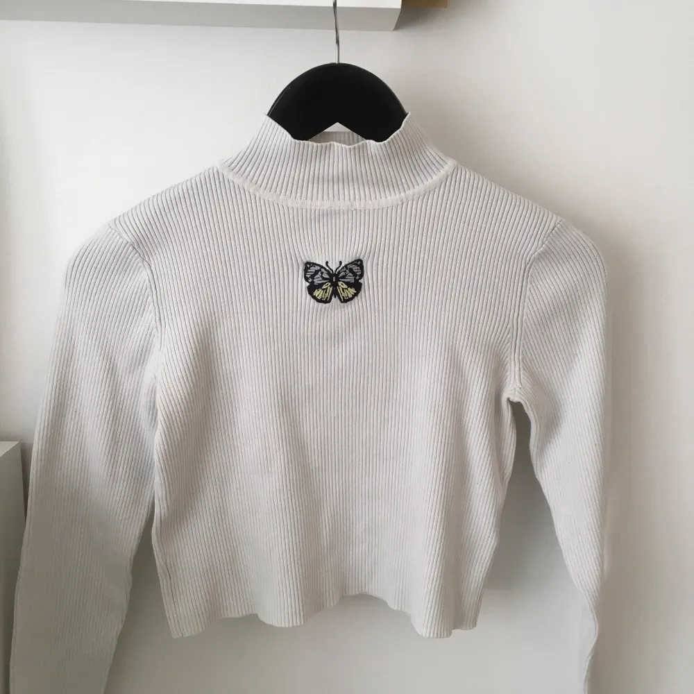 Jättesöt fjärilströja från H&M! Använd några gånger🦋 Strechigt material, väldigt bekväm!💕. Toppar.