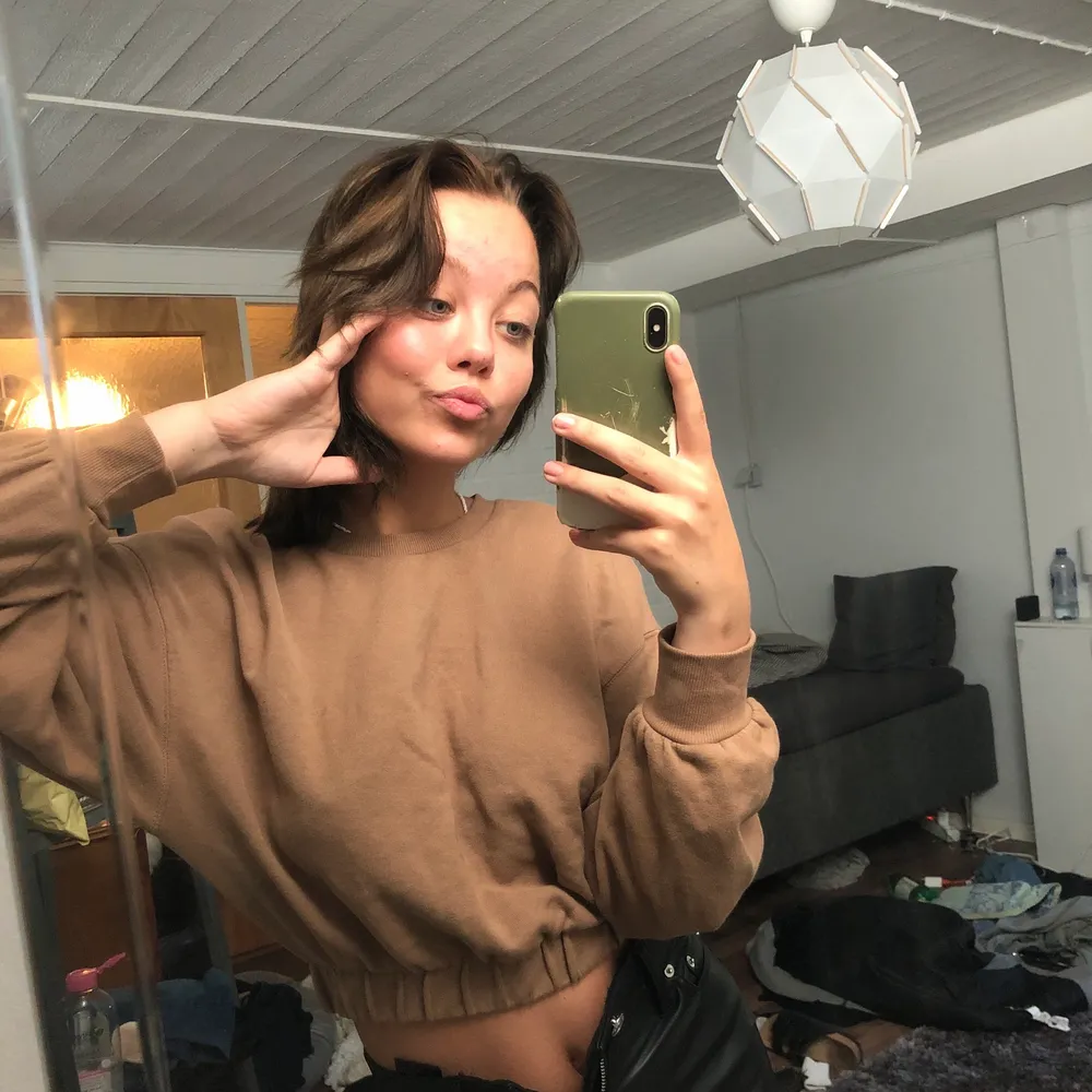 En kortare brun sweatshirt ifrån Zara, nypris 179kr. Neuletakit & Villapaidat.