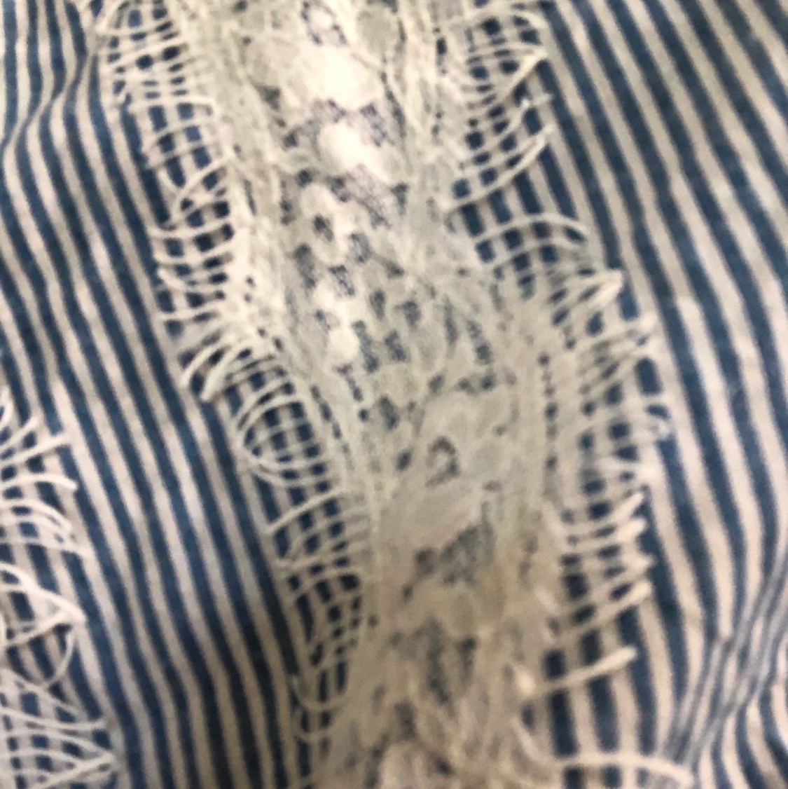 En blå blus med spets  - 90