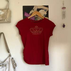 Röd adidas T-shirt med en krona och rhinestones