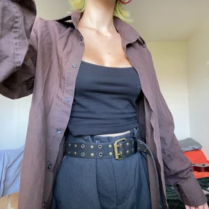 Brun skjorta  - Jättefin brun skjorta🤎 Det står att den är i storlek S men skulle säga att den säkert passar M också:) Jag bjuder på frakten📦💕