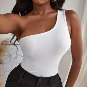 Topp från shein - Nyskick endast testad , säljer då den är för stor för mig, lånad bild då den är väldigt svår att fota. Obs köparen står för ev frakt💕