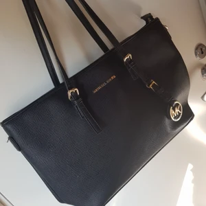 Svart Michael Kors väska - Svart Michael Kors väska. Rätt så stor. Lite sliten i banden annars fint skick. 