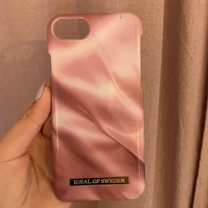 Mobilskal  - Ett mobilskal från Ideal of sweden. Passar iPhone 6,7,8. Det är använt och har lite slitage i två hörn. Säljs för 10kr plus frakt. 
