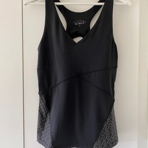 Träningslinne strl L - Svart träningslinne med öppen rygg i strl L