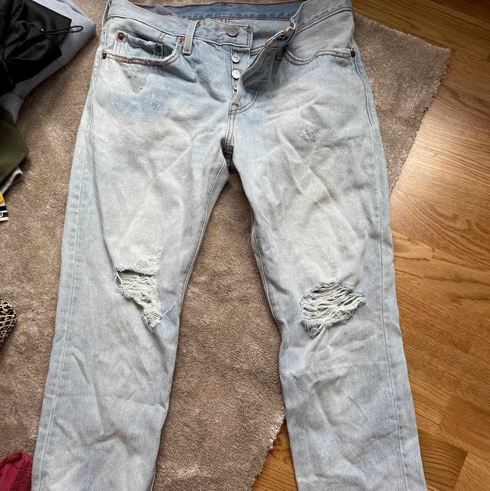 Säljer dessa för att de är för stora. Levis, stl 28. Fint skick. Köparen står för frakten men kan också mötas upp i nyköping!. Jeans & Byxor.