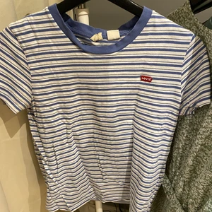 Tshirt från levis  - Fint skick, säljer för jag inte får användning för den 💖