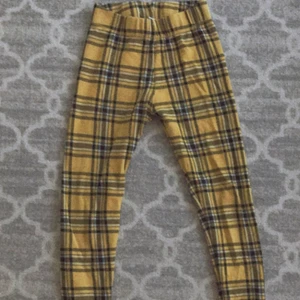 byxor  - ett par gulrandiga byxor :)❣️ helt oanvända❣️15kr + 24kr frakt = 39kr totalt! 👖🩳