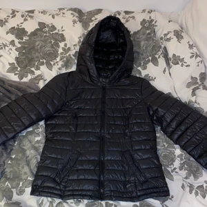 Dunjacka Vero Moda - Jättefin dunjacka från Vero Moda. Inga defekter eller skador!      Storlek M men passar även S 