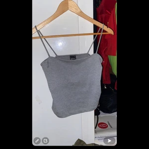 Grå linne - Ett helt vanligt linne från gina! Använd ett par gånger men är fortfarande i fint skick! Säljer då den inte kommer till användning mer. Skicka pm för bättre bilder!😁