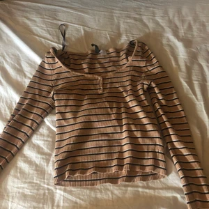 Rosa tröja med ränder - Har inte använts på ett långt tag. Tröjan är fortfarande i gott skick.