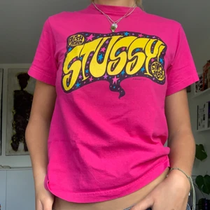 Sällsynt Stussy x Peter Bagge t-shirt - Mycket sällsynt Stussy x Peter Bagge t-shirt från deras collab 2012. Jag köpte den second-hand för två år sedan. Den är i strl s, men är en ganska liten modell, så på mig som är en M/L sitter den lite croppad och får en y2k stil. 