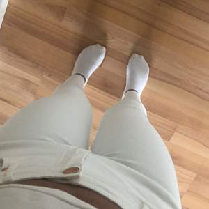 Säljer ett par vita byxor som är i storlek 40 men sitter som 34/36 , endast testade 💫 #kappahl #lågmidjade 