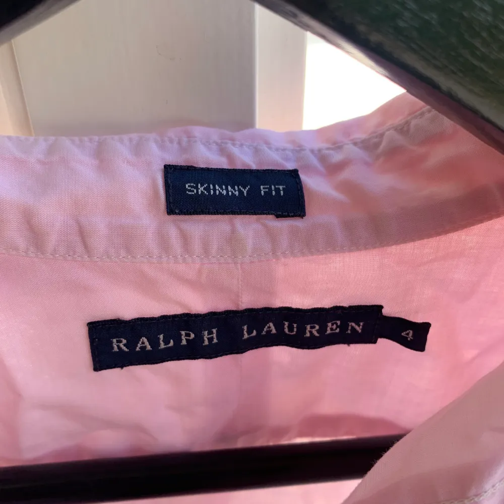 Rosa Ralph Lauren skjorta i passform skinny fit. Tunn, lite sliten men inget synligt. Mer info om skjortan och leverans vid intresse! . Skjortor.