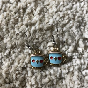 Tekoppsörhängen - Det finns 4 par. Är tyvärr inte säker om krokarna är silver eller nickel. Ett par kostar 25 kr styck utan krok.