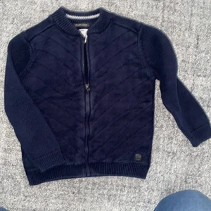 Kofta Zara - Jätte fin och skön kofta i strl 104 från märket zara. 