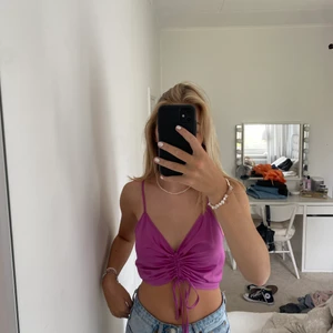 Lila topp i ”siden” - Lila topp i ”siden” från zara med drag i mitten, så längden går att justera. Aldrig använd, endast testad. Fint skick! Storlek S men passar även xs och M! Nypris cirka 300kr