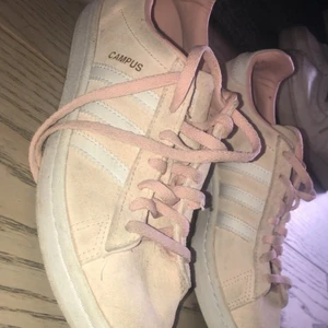 Adidas campus  - Adidas campus skor i färgen ljus rosa och storlek 38, använda 15-20 gånger. Säljs pga av använder inte längre. 