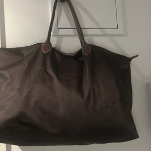 1 bärbar dator väska 1träning, handväska - 1st bärbar dator väska (fejk skinn), 1st träning väska (dragkedjan är trasig, annars är i jättebra skick) från Longchamp), 1st svart tjejers handväska. 60kr/st, 95kr paketpris.