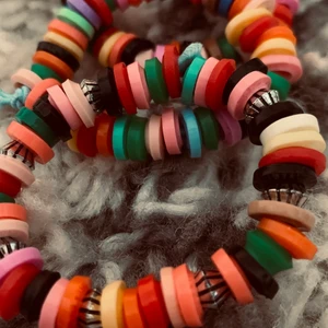 Armband ca värde 20kr🤍🤍🤍 - 3 armban ca 40kr tillsammans och 15/20kr styck 🤍.  Har aldrig använt 🤍 