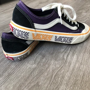 Vans ultracush - Ett par Vans jag köpte för ett år sedan, använd Max 5 gånger. Osäker på vad det är för modell på dem, men de är bredare nertill än de klassiska authentic eller oldschool. Nyköpta kostade cirka 800kr. Frakten ingår i priset