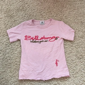 Billabong babytee - Rosa babytee från Billabong☺️ tyget är väldigt stretchigt!