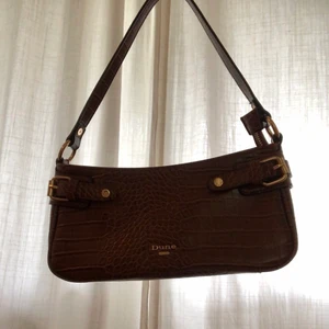 Bruns axelväska - Brun handväska köpt från asos🤎🤎 Passar lika bra till vardags som vid mer uppklädda tillfällen