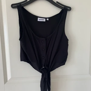 Top / Linne - Svart top med knyte nertill. Strl 34, 50kr, frakt tillkommer!