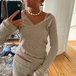 Ljusbrun cashmire tröja - Cashmire tröja med v-uringning 