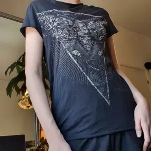 Fin unisex tröja, med motiv av en nattfjäril och mönster. Säljer då den inte används. Storlek xs