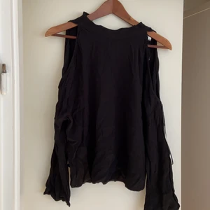 Blus från mango  - Blus från mango med öppna axlar. Aldrig använd. Storlek small 