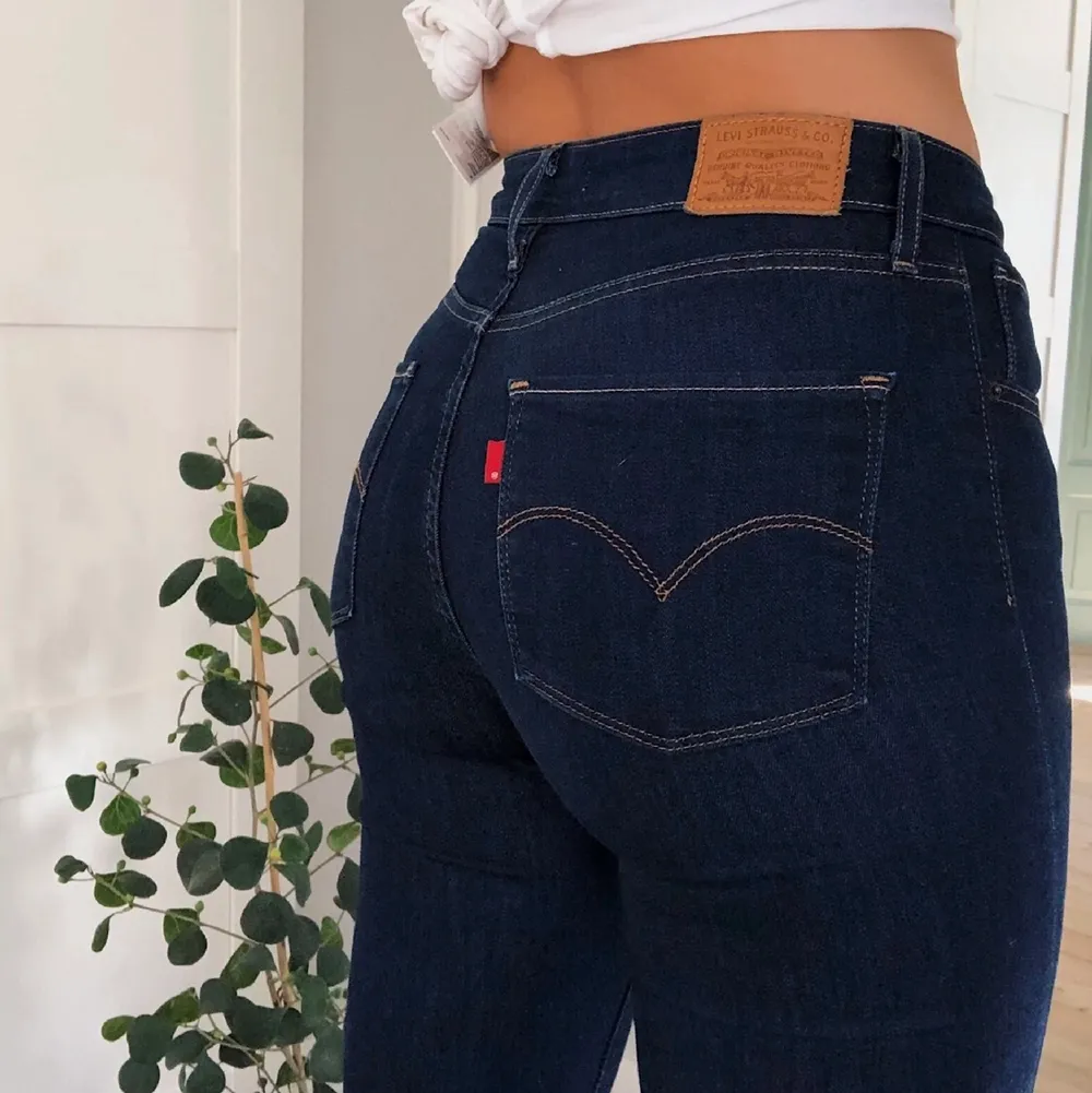 Mörkblå levisjeans i modell 721 high rise skinny. Knappt använda så är i fint skick🌿 Bara att skriva om man vill se hur de ser ut på🤍 Köpare står för frakt. Pris går att diskutera🥰. Jeans & Byxor.