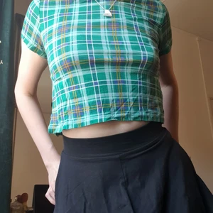 Monki xs - Croppad tröja från monki. Rutmönster, jättefin. Säljer då jag har två. Använd få gånger. Passar xs-m, beroende på passform. 