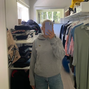 Lyle & scott hoddie  - Säljer en av mina favorit hoddies från lyle & scott pga att jag har för många liknande. Sparsamt använd och är jätte fin och skön! Den är i strl 15-16 år men passar en S och kanske till och med en M. Säljs för 120+ frakt 🙏🏻🙏🏻🙏🏻 Har länge varit en favorit!!