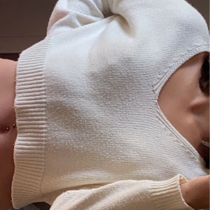 Stickad crop top - Säljer denna stickade urringade crop top från nakd! Den är väldigt skön att ha på sig nu när det börjar bli kallare ute!🥰