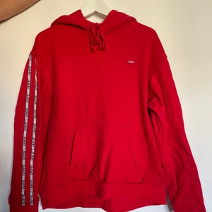 Levis Hoodie - Röd Hoodie från Levis   Aldrig använd. Säljer pga att den inte används. Är i mycket fint skick!   Storlek: S