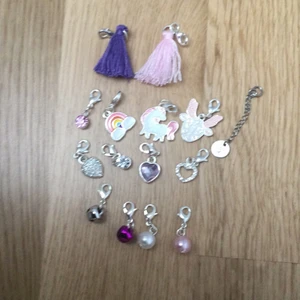 Små saker  - Små saker som man hänger fast i halsband  och smycken kan inte komma på något pris aldrig använda det är 15 små saker 