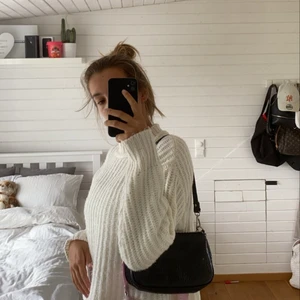 Tjock tröja  - Säljer denna vita tjocktröjan från Gina på bilden ser den benvit ut men den är vit, köpt för 500 (frakt ingår inte) 💞💞 