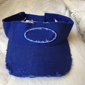 Blå keps  - Super cool keps som är köpt secondhand men inte kommer till användning:/ fin blå färg och coolt sliten! Man kan ändra storleken som man vill!