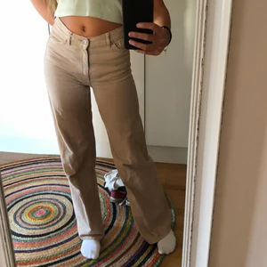 Jeans!  - Jag säljer mina beiga bekväma vida jeans från monki i modellen YOKKO som är i storlek 24 men passar mig bra som är 162 cm och funkar nog även om du är både nån cm kortare eller längre! Kan mötas upp i Stockholm eller frakta, köparen står för frakt💕 