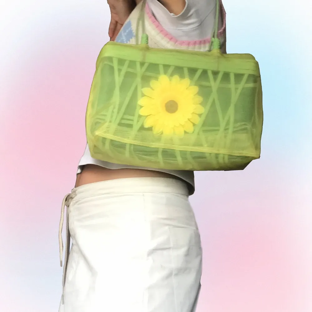 Supersöt väska med solros 🌻 Följ oss på instagram och kommentera för att få fri frakt på första köpet 🍬. Väskor.