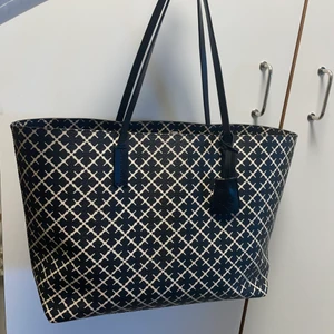 Nu Malene Birger  - Fint skick, lite smutsig där inne i väskan. Nypris ca 2500. Har tyvärr inget kvitto.