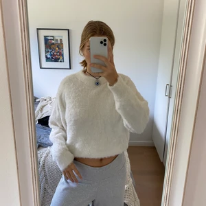 Monki Stickad Lurvig Collagetröja  - Stickad lurvig collagetröja från Monki i storlek M. UNISEX!!! Passar XS/S/M/L. Använd fåtal gånger. Inga skavanker. Nyskick! Frakt ingår ej i priset. Kan mötas upp i Stockholm ❤️‍🔥