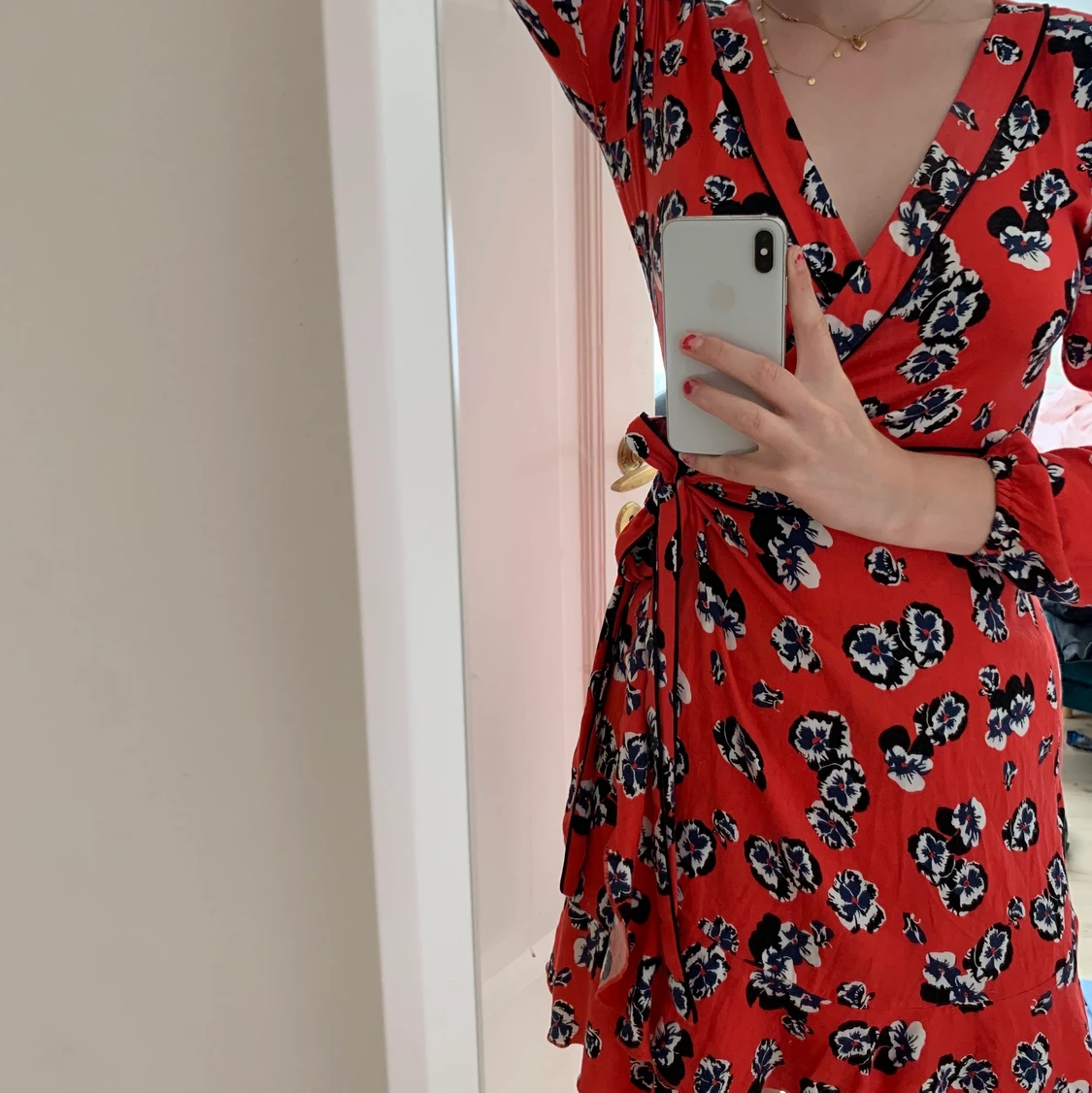 Röd blommig klänning