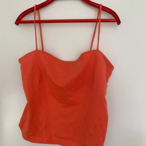 Orange top från ginatricot  - En orange topp från Gina tricot!😊 har använts nån enstaka gång, fint skick!
