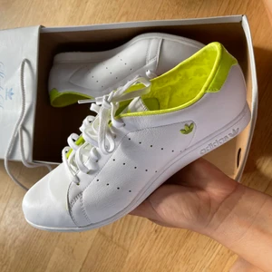 Adidas Stan Smith Slim - Kvinnlig variant som kallas Sleek Series köpt för 800kr säljer för 400 helt nya oanvända. 