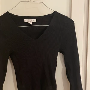 Basic tröja - En svart basic tröja med uringning , 