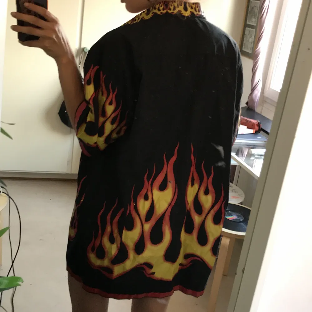 black short sleeved button up with flames . Skjortor.